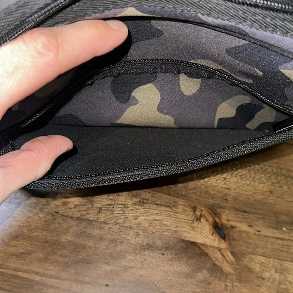 Parker & Hyde East West Camo Neoprene Crossbody Pink/Orange Cell Phone Bag - Picture 5 of 11